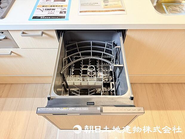 食器洗いの負担を軽減してくれる食洗器を備えたキッチン。家事の効率化をサポートし、ゆとりある時間を生み出します。