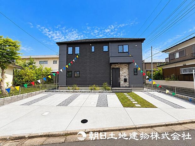 流行りに惑わされないモダンな外観は、主張し過ぎず、又、平凡になり過ぎず、閑静な街によく映えます。