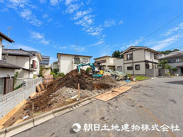 街並みに調和する新しい住まいが建築中です。周辺環境とのバランスを大切にした、快適な暮らしを叶える住まいの完成をお楽しみください。
