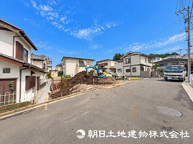 現在建築中の注目物件です。街の景観に配慮した外観と、暮らしやすさを考えた住まいが完成予定です。新しい街の一員となる住まいの誕生をお楽しみください。