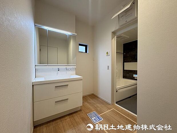 ＜洗面室＞広い洗面室で快適に家事ができます。