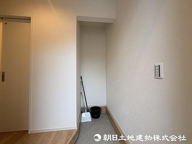 ＜玄関土間＞ベビーカーも置ける土間収納があり便利です。