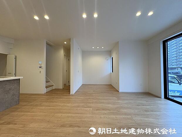 ＜リビング＞リビング・ダイニングには足元から温まる床暖房を完備しています。