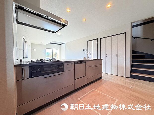 ＜キッチン＞広い家事スペースを確保していますので、ご夫婦でのお料理もお楽しみいただけます。
