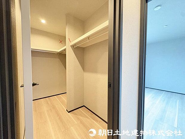 ＜ファミリークローゼット＞家の中心にご家族で使える広いファミリークローゼットがあります。