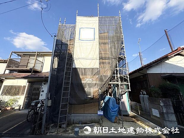 <現地>広々としているLDK20帖&勾配天井で開放感があります。