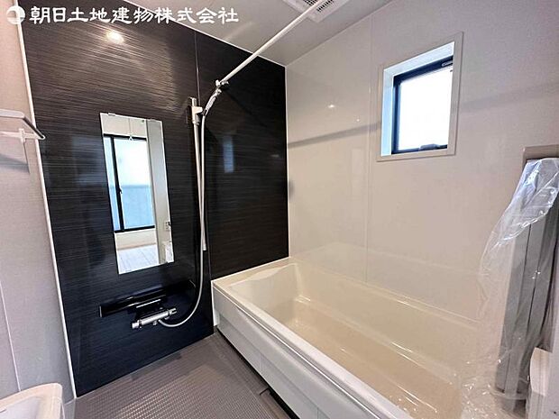 落ち着いた色合いの浴室は、乾燥・暖房・涼風機能が備わっています。快適なバスタイムをお楽しみください。