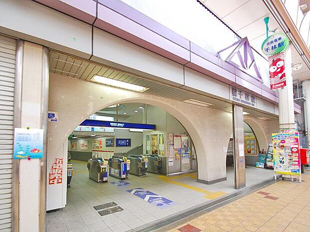 京阪本線「千林」駅まで950m 徒歩12分。駅周辺にコンビニや飲食店、病院、商店街があり、駅を利用した際にお買い物や通院などを済ませられます。テイクアウトができるお店も多いです。