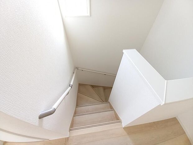 同施工　◆階段の写真です◆　階段は家族がほぼ毎日通る動線の為、安全上の配慮が必要です！階段は手すり付きなので、小さなお子様からご年配の方まで安心ですね♪