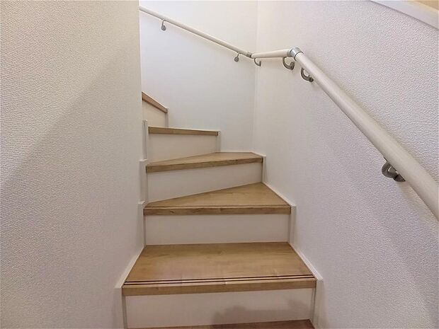 同施工　階段の写真です。階段は手すり付きなので、小さなお子様からご年配の方まで安心ですね♪