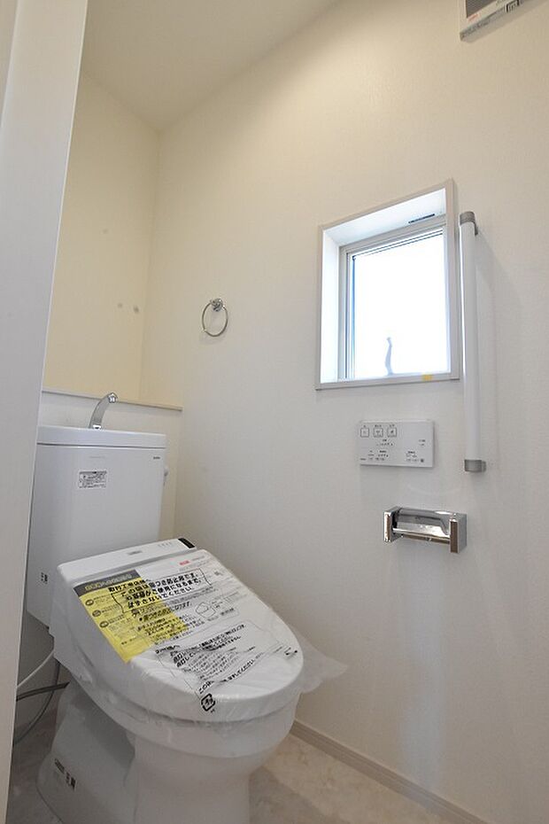 同施工　トイレの写真です。便器にフチがないので汚れが隠れて見えない部分がありません。 お手入れがとってもラクラクです♪