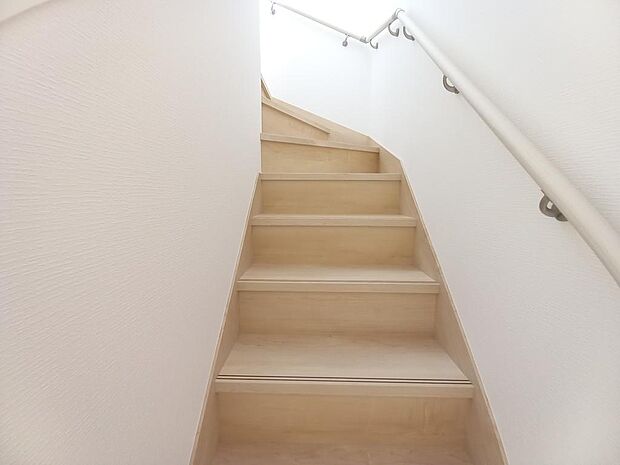 同施工　◆階段の写真です◆　階段は家族がほぼ毎日通る動線の為、安全上の配慮が必要です！階段は手すり付きなので、小さなお子様からご年配の方まで安心ですね♪