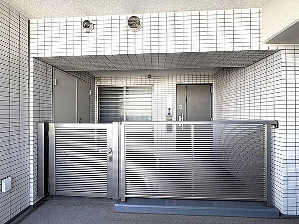【専用玄関ポーチ】戸建てのような専用の玄関ポーチがついています。