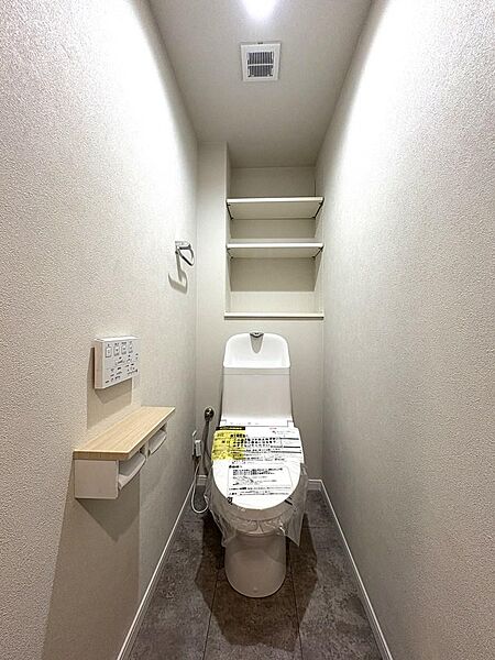 【トイレ】清潔感のあるトイレはウォシュレット一体型になっています。