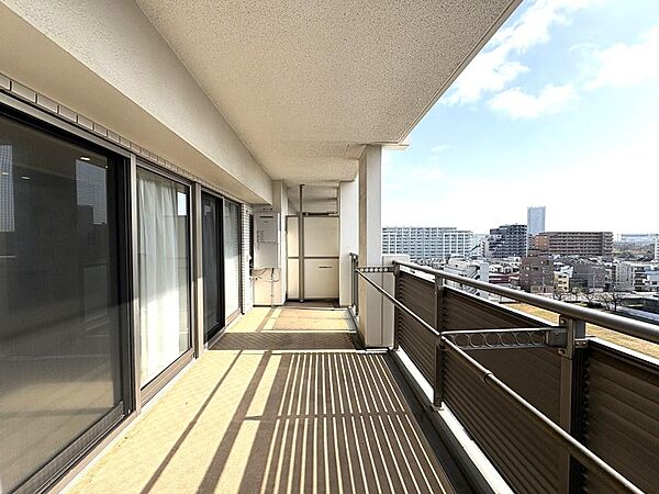【バルコニー】南東向きバルコニー。明るくて風通しも良好。たくさんの洗濯物を干していただけます。
