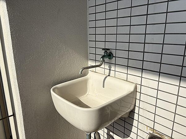 【スロップシンク】バルコニーにはスロップシンクが付いています。バルコニーのお掃除にお使いいただけます。