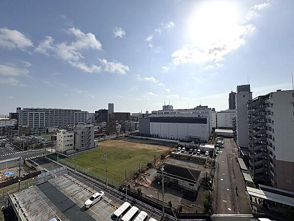 【眺望】バルコニーからの眺望。目の前は高い建物が無く開けた眺望なので開放感があります。