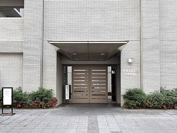 【エントランス】マンションエンブレムが設置された高級感のあるエントランスの様子です。
