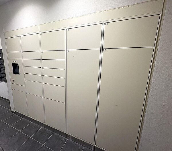 【宅配ボックス】宅配ボックス完備。不在時にも荷物の受け取りができるので便利です。