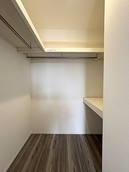 【納戸】納戸もあります。奥行のある棚板部分は寝具の収納にもお使いいただけます。