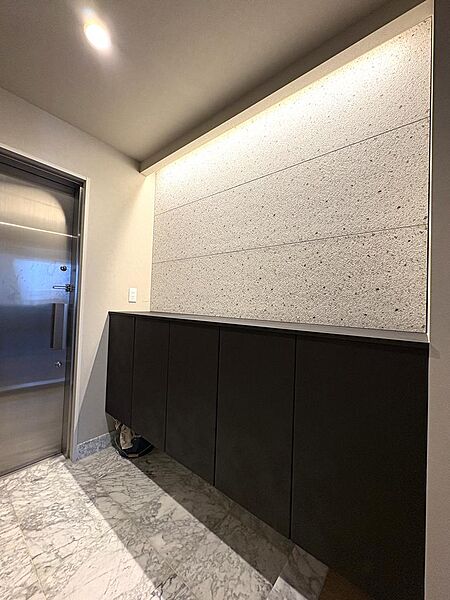 【シューズボックス】上部オープンタイプのシューズボックスなので圧迫感がなく、空間にゆとりを感じるデザインです。