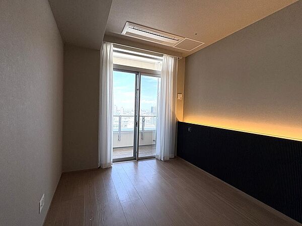 【洋室】洋室は3部屋。ウォークインクローゼット2か所、クローゼット1か所完備。主寝室は約7.5帖の広さ（間接照明設置）があります。