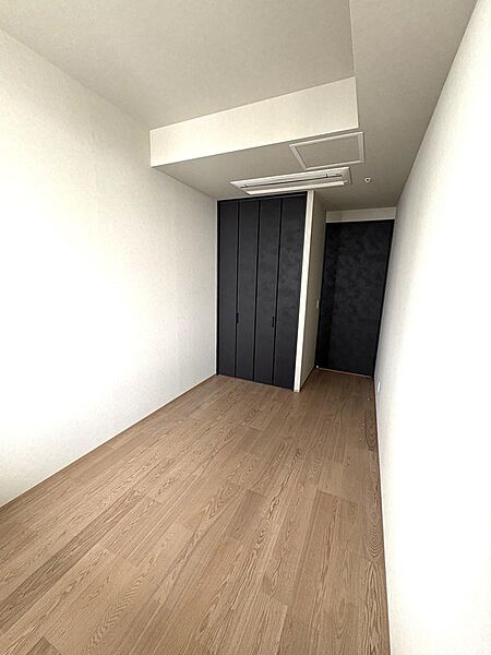 【洋室】洋室は3部屋。ウォークインクローゼット2か所、クローゼット1か所完備。主寝室は約7.5帖の広さ（間接照明設置）があります。