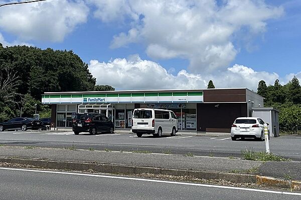 【周辺環境】 ファミリーマート房総のむら店まで739ｍ　徒歩10分です。