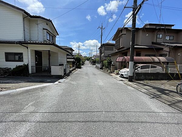 【前面道路】 西側の道路の様子。幅員は6ｍあります。