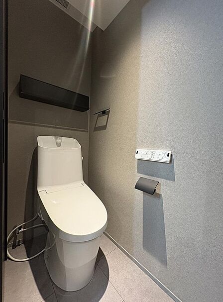 【トイレ】清潔感のあるトイレはウォシュレット一体型になっています。
