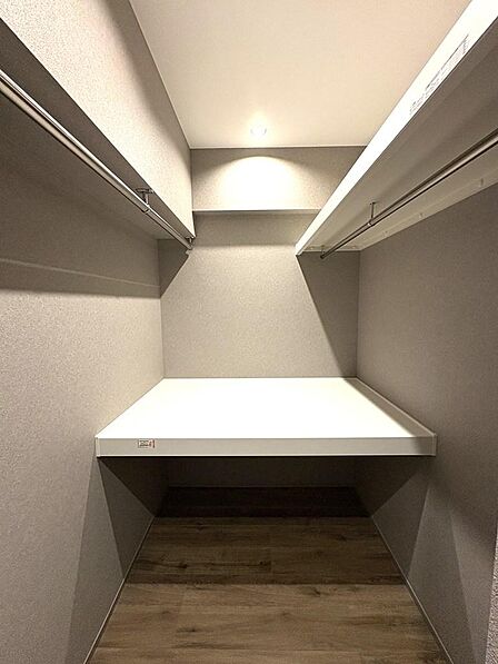 【大型ウォークインクローゼット】玄関をあがってすぐの大型のウォークインクローゼット。身支度に便利な動線になっています。