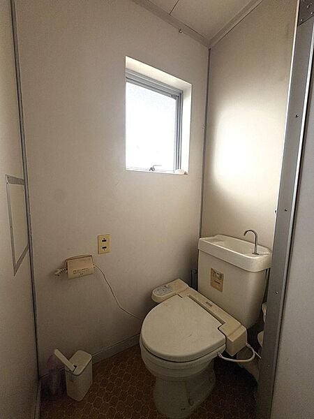 【トイレ】トイレにも窓があります。
