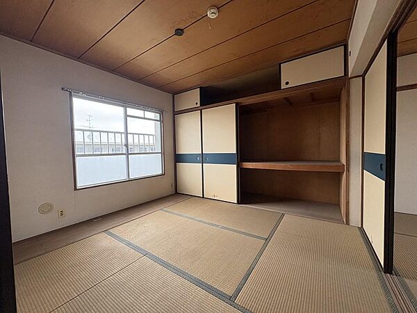 【室内】3DKの間取り。和室が3部屋あります。