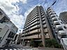 リビング/ダイニング：【外観】タイル貼りの高層マンション。周辺にはショッピング施設なども充実しています。