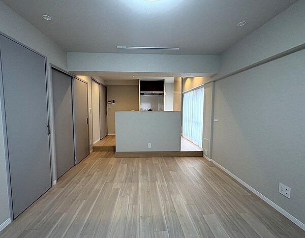 【リビング】LDKは12.4帖の広さ。バルコニーとルーフバルコニー付きのお部屋です。