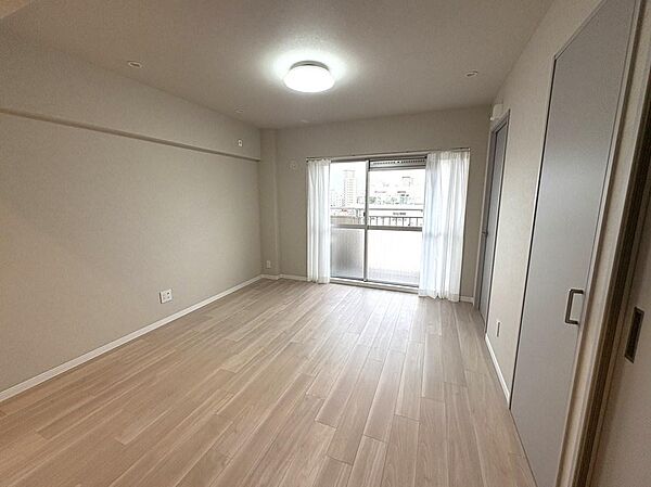 【リビング】LDKは12.4帖の広さ。バルコニーとルーフバルコニー付きのお部屋です。