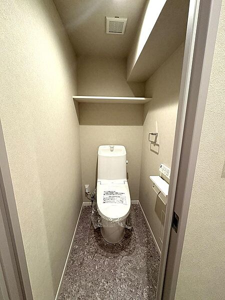 【トイレ】清潔感のあるトイレはウォシュレット一体型になっています。
