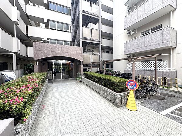 【エントランス】エントランスホールの様子。植栽が綺麗に手入れされていて管理体制の良さがうかがえます。