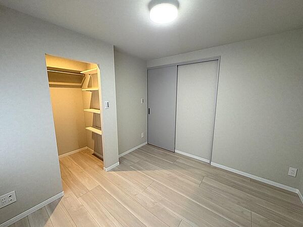 【洋室】洋室は3部屋。全てのお部屋に収納完備。