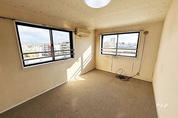 2F南東側洋室約6.5帖。南東角部屋で明るい室内です。