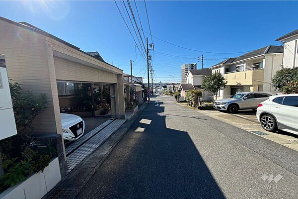 物件の北西側前面道路（北東側から）
