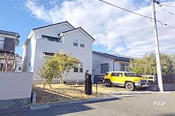 白壁に緑映える庭付き住まい心安らぐ暮らし