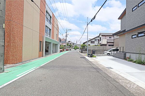 物件の北西側前面道路（西側から）［2026年7月7日撮影］