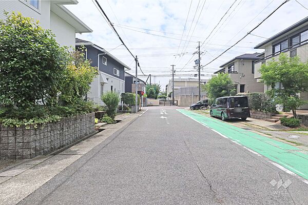 物件の側北西前面道路（北側から）［2026年7月7日撮影］