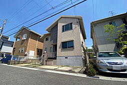 新しい街並みに調和する戸建外観