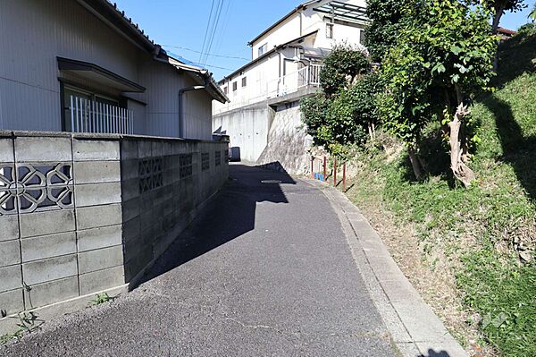物件の東側前面道路（南側から）