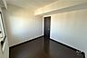 その他：北西側洋室約6.0帖。玄関から入ってすぐのお部屋で、クロゼットもございます。高層階で明るいです。