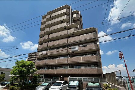 物件の外観(南東側から)。2000年12月築のマンション、9階建で総戸数は22戸です。