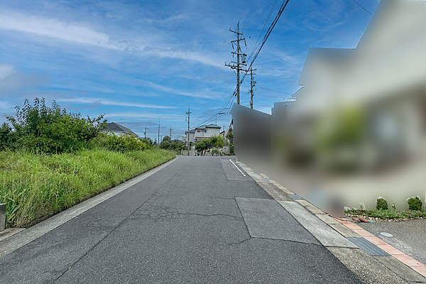 物件の南側前面道路（東側から）［2026年7月9日撮影］