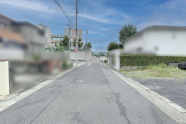 物件の南側前面道路（西側から）［2026年7月9日撮影］